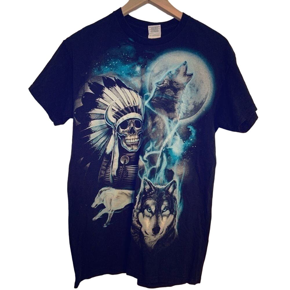 Vintage wolf tee w Native American imagery. Sz m